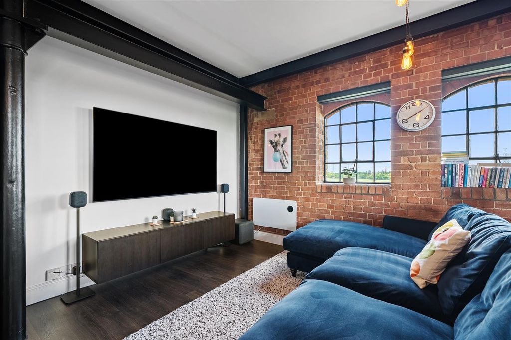 2 bed flat for saleCoxes Lock, Addlestone KT15 photo 5