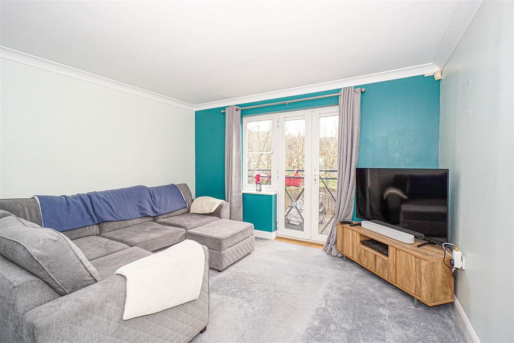 2 bed flat for saleCooden Ledge, St. Leonards-On-Sea TN38 photo 4