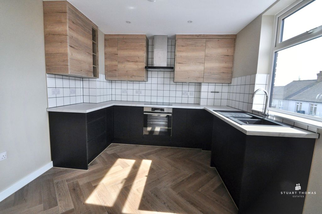 Additional image 8 of 2 bed flat for saleLondon Road, Hadleigh, Benfleet SS7