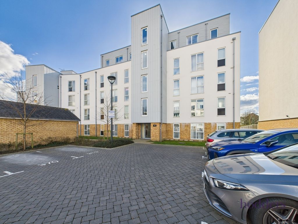 2 bed flat for saleHawker Drive, Addlestone, Surrey KT15