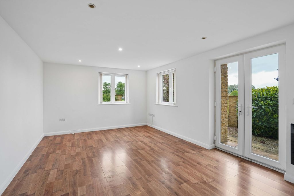 Additional image 5 of 2 bed flat for saleFarmhouse Meadow, Shirley Heights OX28
