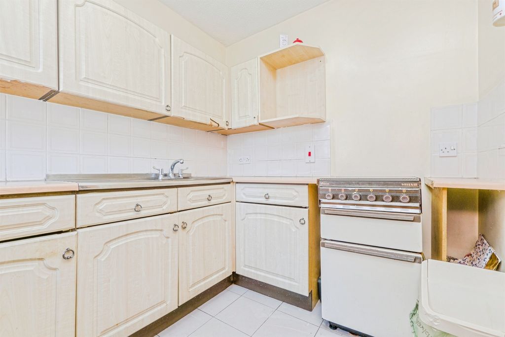 Additional image 4 of 2 bed flat for saleWordsworth Avenue, Roath, Cardiff CF24