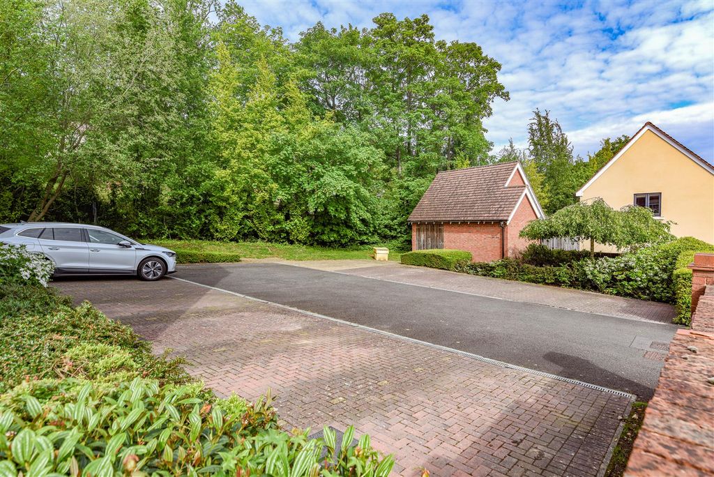 Additional image 7 of 2 bed flat for saleAlexandra Close, Dursley GL11