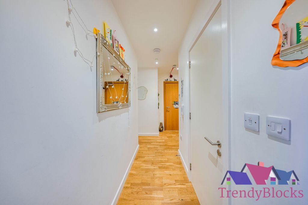 3 bed flat for saleSt. Marks Square, Bromley BR2 photo 5