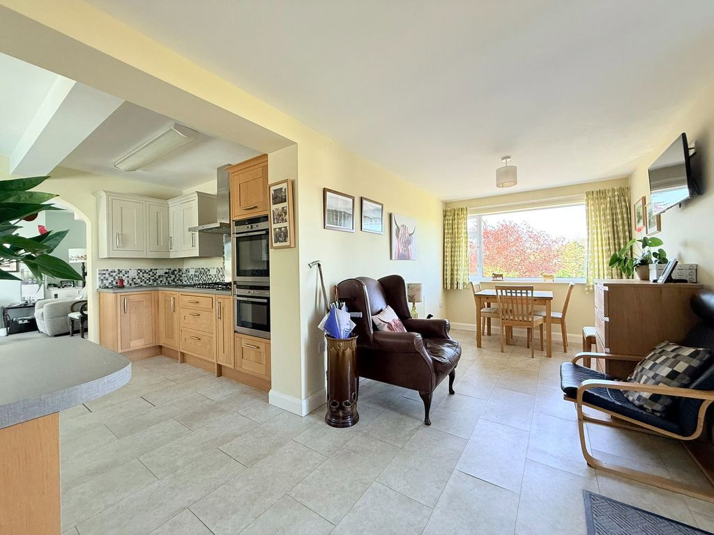 4 bed bungalow for saleTree Gardens, Brampton CA8 photo 5