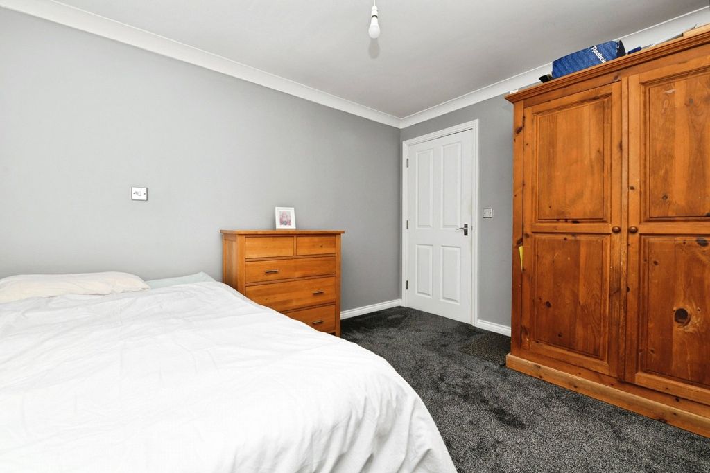 Additional image 9 of 2 bed flat for saleCzarina Rise, Basildon, Essex SS15