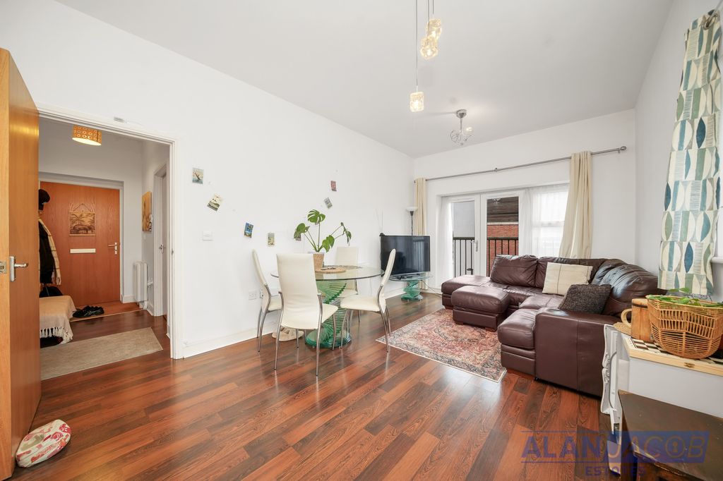 2 bed flat for saleDerwent Court, Riverside Close, Romford RM1