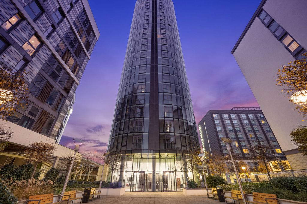 2 bed penthouse for saleEaling Road, Brentford TW8