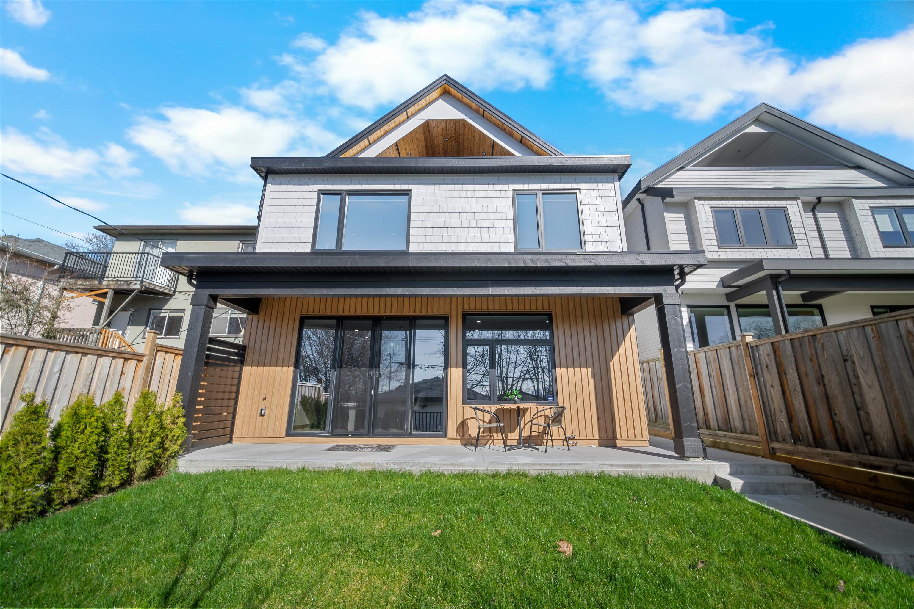 2-3576 Pender Street E, Vancouver, BC, V5K 2E3