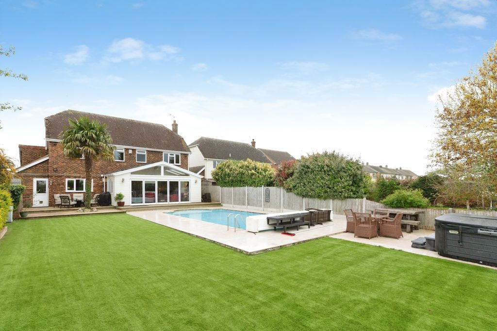 4 bed detached house for saleWash Road, Basildon SS15 photo 3