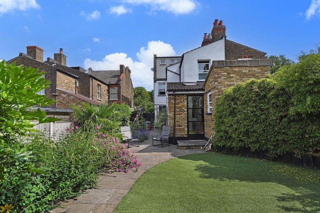 Additional image 34 of 4 bed semi-detached house for saleHills Road, Buckhurst Hill IG9