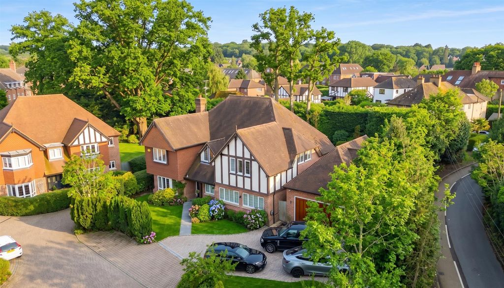 6 bed detached house for saleChapel Lane, Bagshot GU19