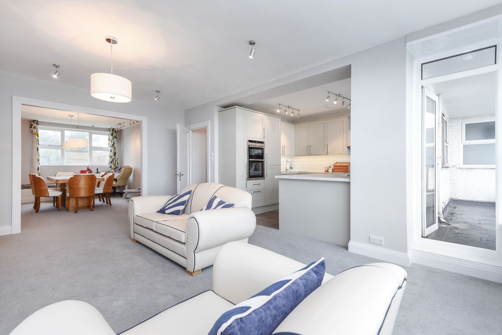 2 bed flat for saleMarine Drive, Brighton BN2 photo 2