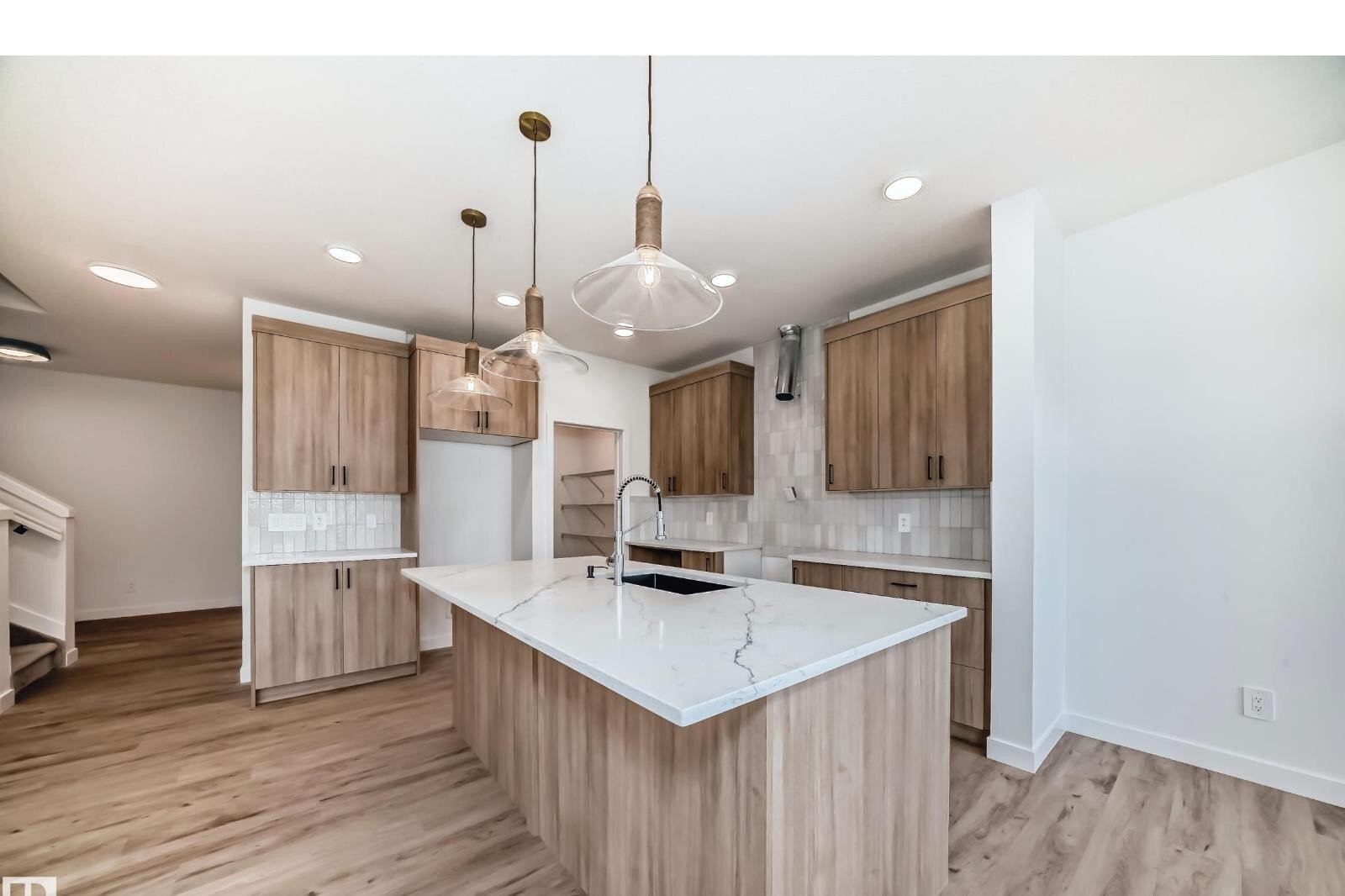 Additional image 7 of 4112 208 Street NW, Edmonton, AB, T6M3E3
