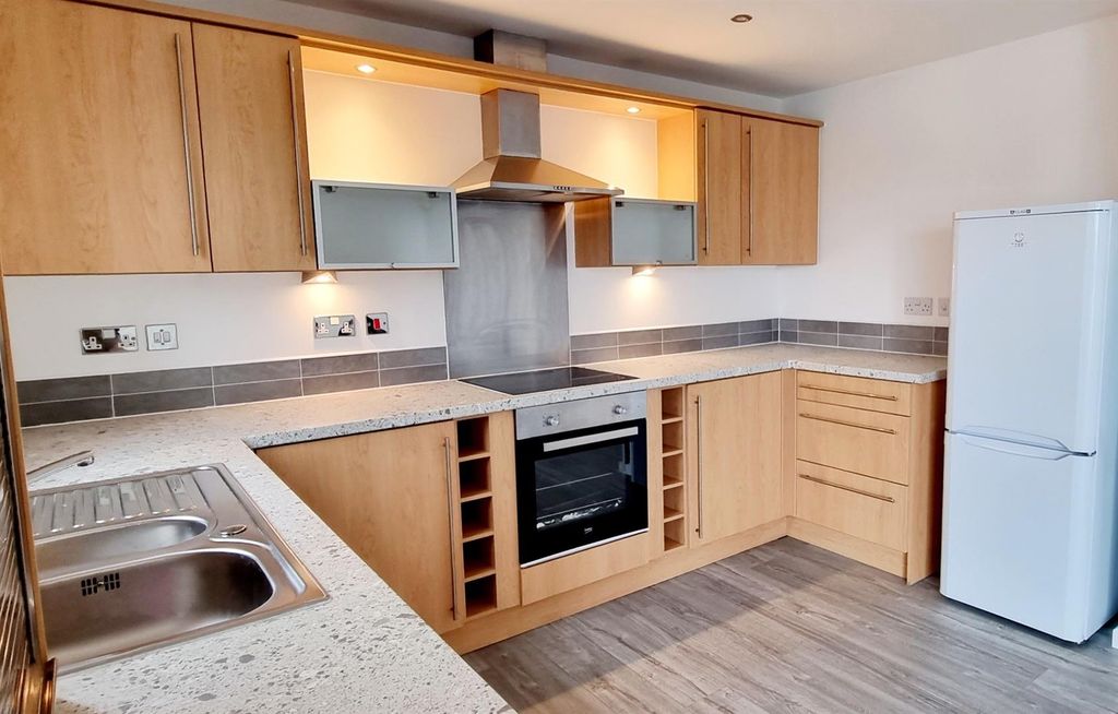 2 bed flat for salePentre Doc Y Gogledd, Llanelli SA15 photo 5