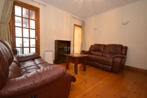Pitcroft Avenue, Reading RG6