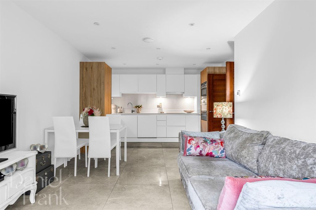 2 bed flat for saleStation Way, Buckhurst Hill IG9 photo 4