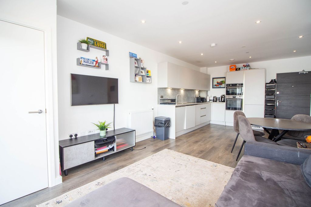 Additional image 7 of 2 bed flat for saleOxhey Drive, South Oxhey, Watford WD19