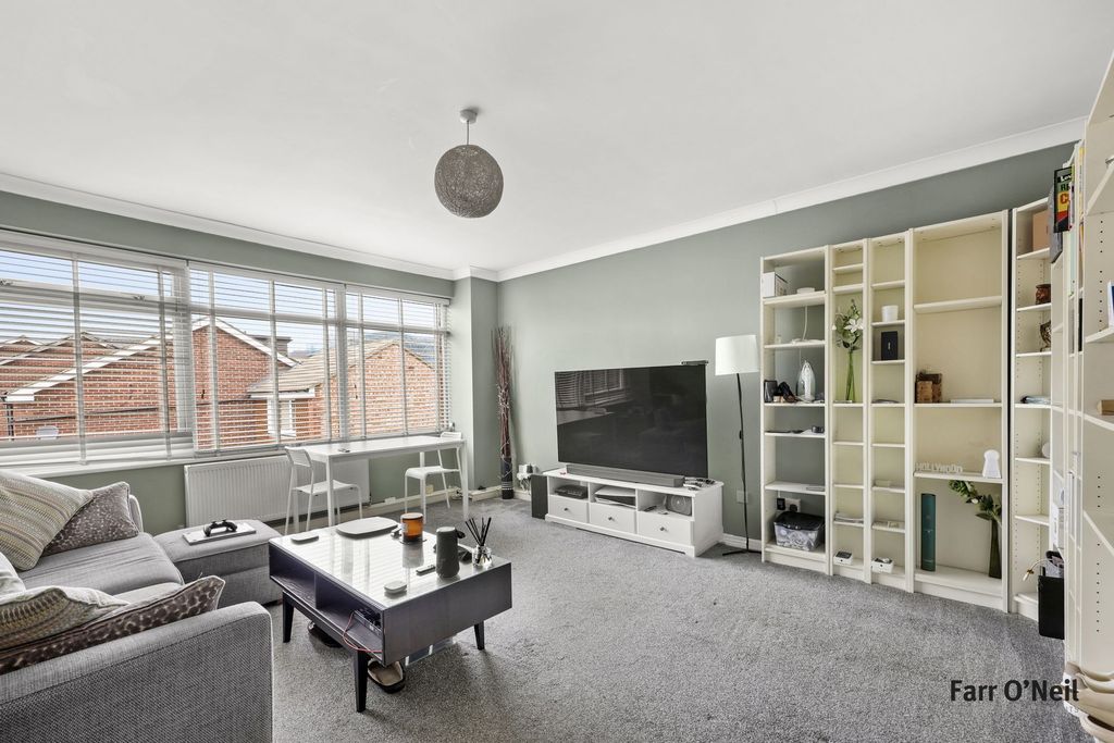 2 bed flat for saleCedar Close, Buckhurst Hill IG9 photo 2
