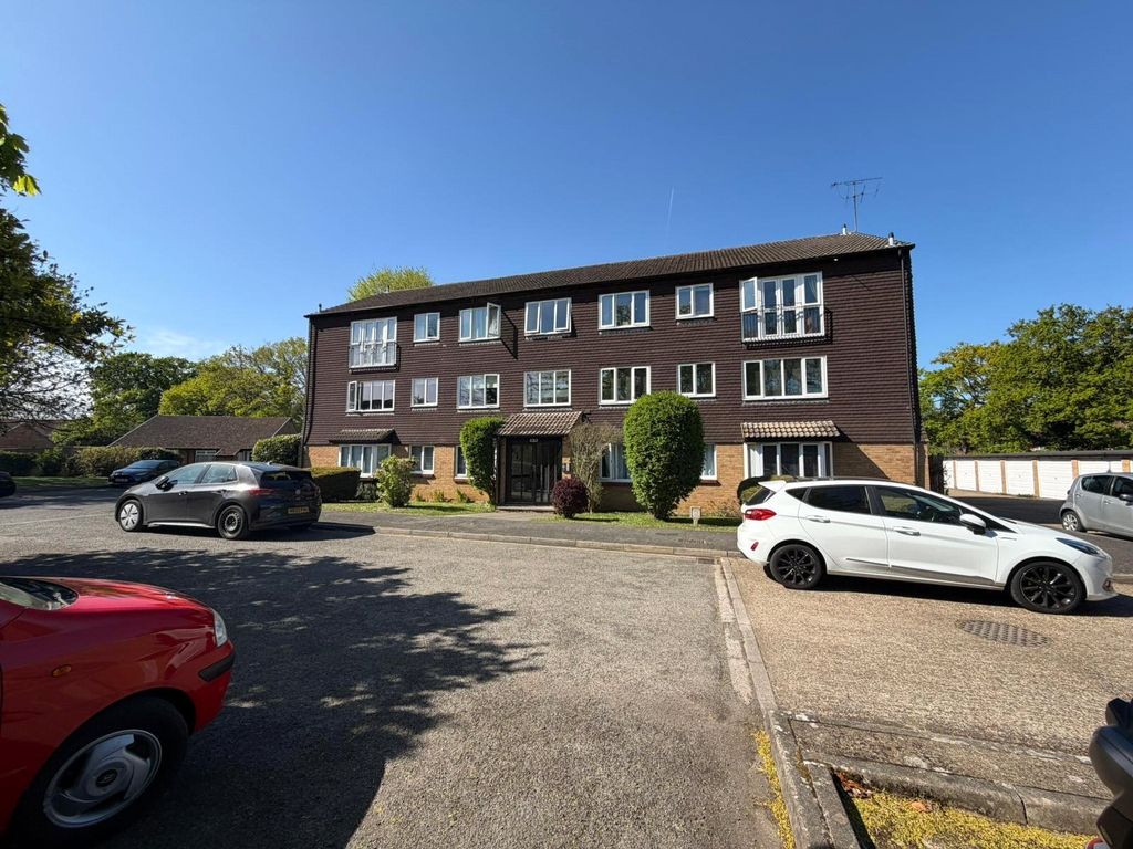 2 bed flat for saleHallington Close, Woking, Surrey GU21