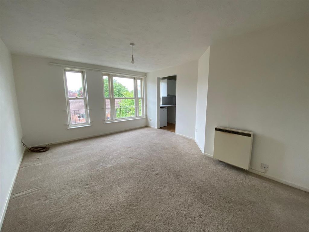 2 bed flat for saleWorcester Road, Malvern WR14 photo 3