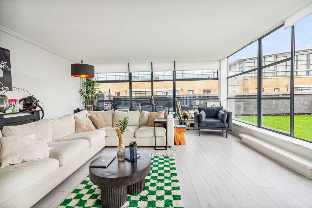 3 bed flat for saleFerry Lane, Brentford TW8
