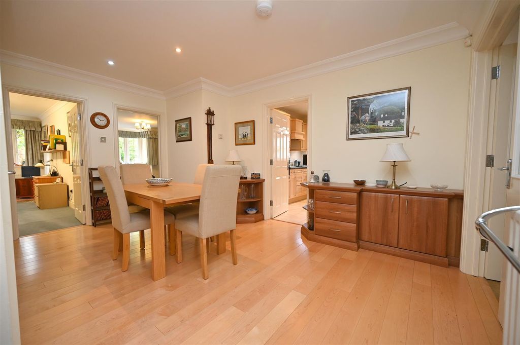 3 bed flat for salePark House, Harborne Road, Edgbaston, Birmingham B15 photo 2