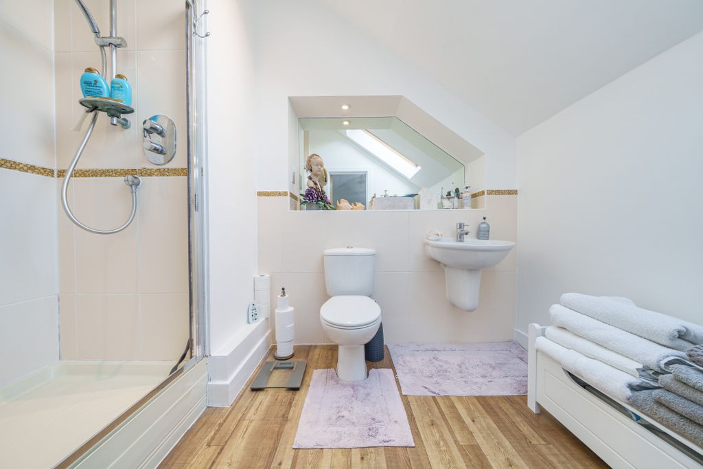 Additional image 5 of 2 bed flat for saleReigate Road, Dorking RH4