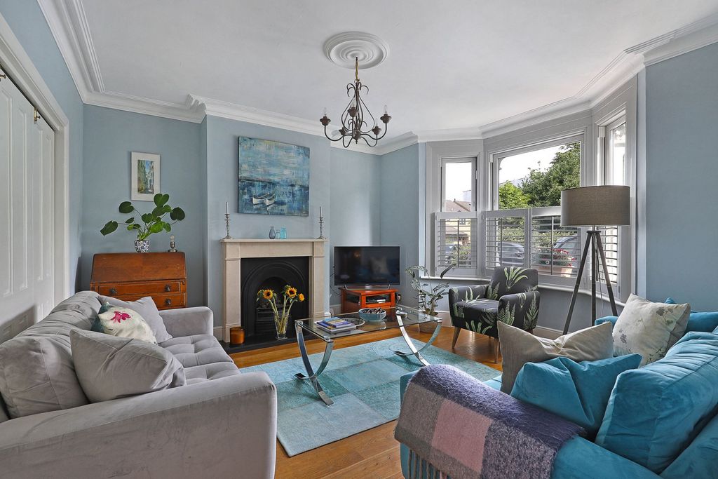 Additional image 2 of 4 bed semi-detached house for saleHills Road, Buckhurst Hill IG9