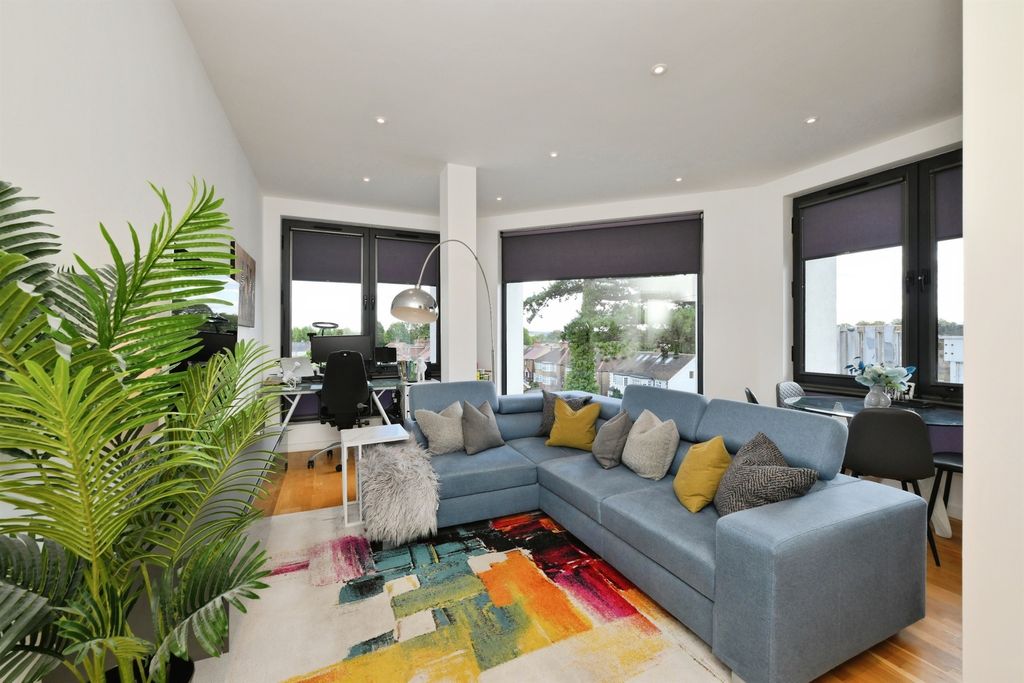 1 bed flat for saleHigh Road, Broxbourne EN10
