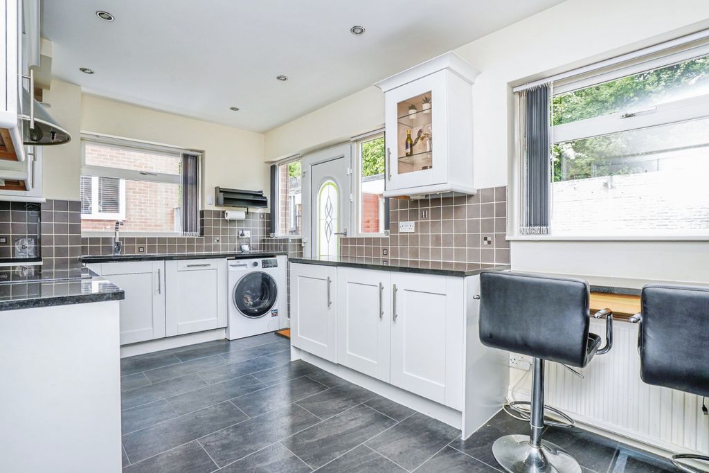3 bed semi-detached house for saleWheelwright Close, Leeds LS12 photo 4