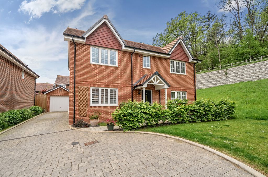 5 bed detached house for saleWalton Close, Alton, Hampshire GU34