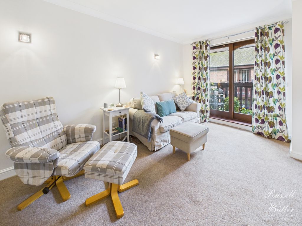 Additional image 3 of 2 bed flat for salePaynes Court, High Street, Buckingham, Buckinghamshire MK18