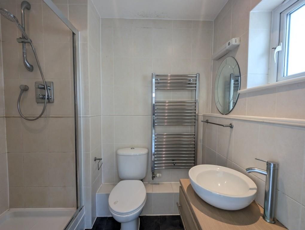 2 bed flat for saleDorking RH4 photo 5