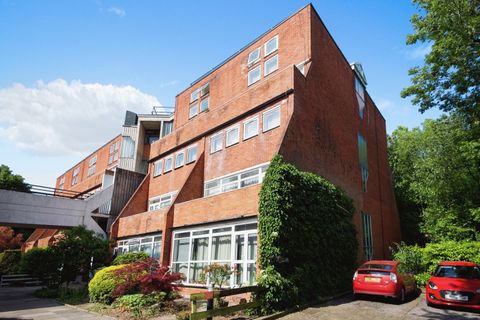 Holden Avenue, London N12