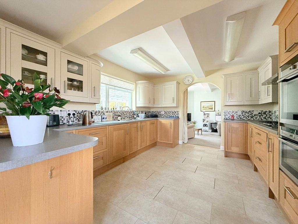 4 bed bungalow for saleTree Gardens, Brampton CA8 photo 4