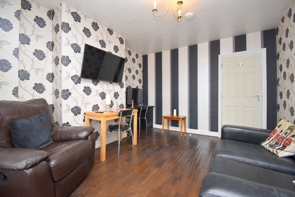 Additional image 2 of 4 bed flat for saleMarket Square, Biggleswade SG18