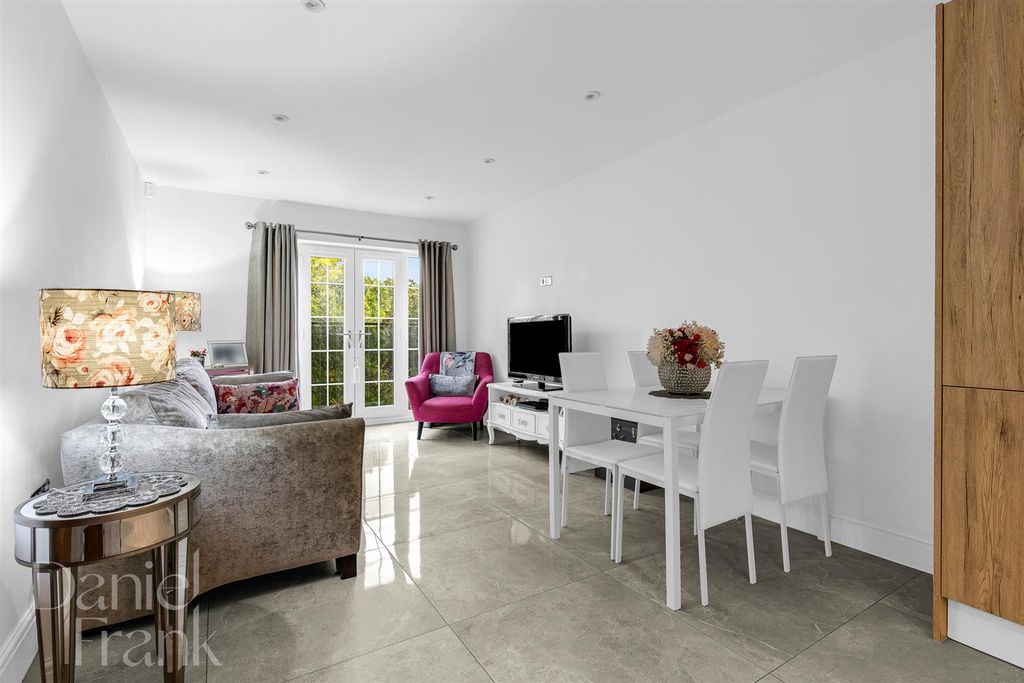 2 bed flat for saleStation Way, Buckhurst Hill IG9 photo 2