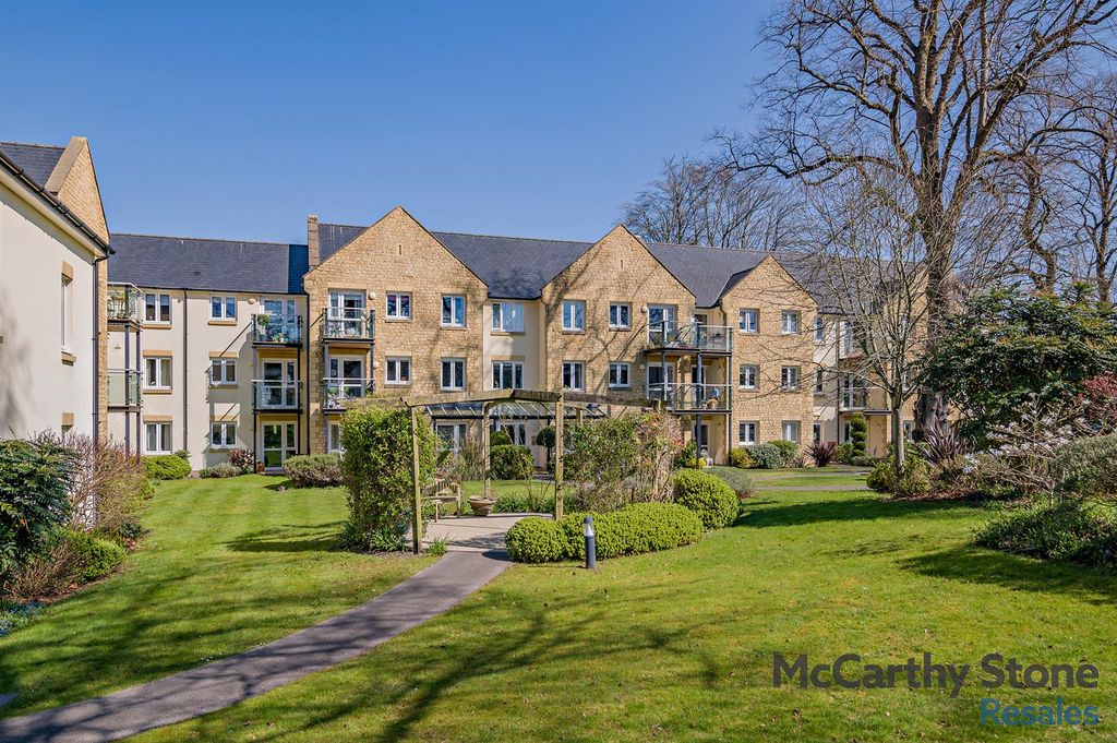2 bed flat for saleHolmcroft Court, Charlton Road, Shepton Mallet BA4