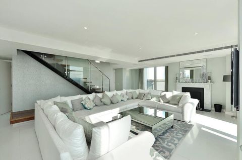 Pan Peninsula Square, London E14