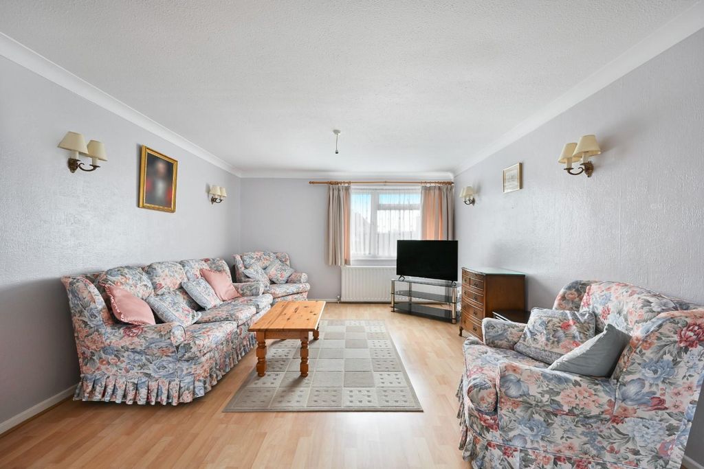 2 bed flat for saleForge Steading, Banstead SM7 photo 2