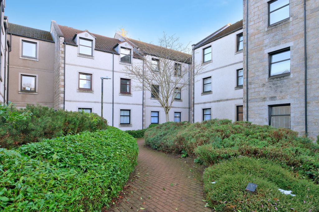 2 bed flat for sale12 Craigieburn Park, The West End, Aberdeen AB15
