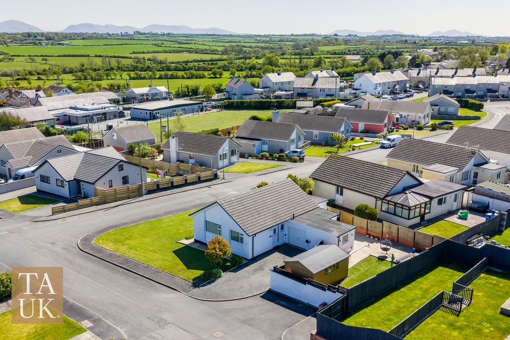 3 bed detached bungalow for saleCaer Delyn, Bodffordd, Anglesey LL77 photo 3