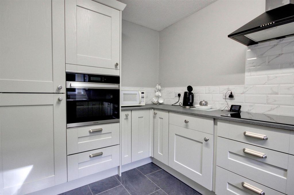 2 bed flat for saleTudor Court, Beverley Road, Willerby, Hull HU10