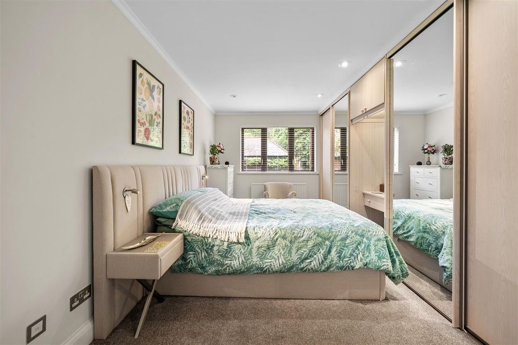 Additional image 8 of 2 bed flat for saleWoburn Park, Woburn Hill, Addlestone KT15