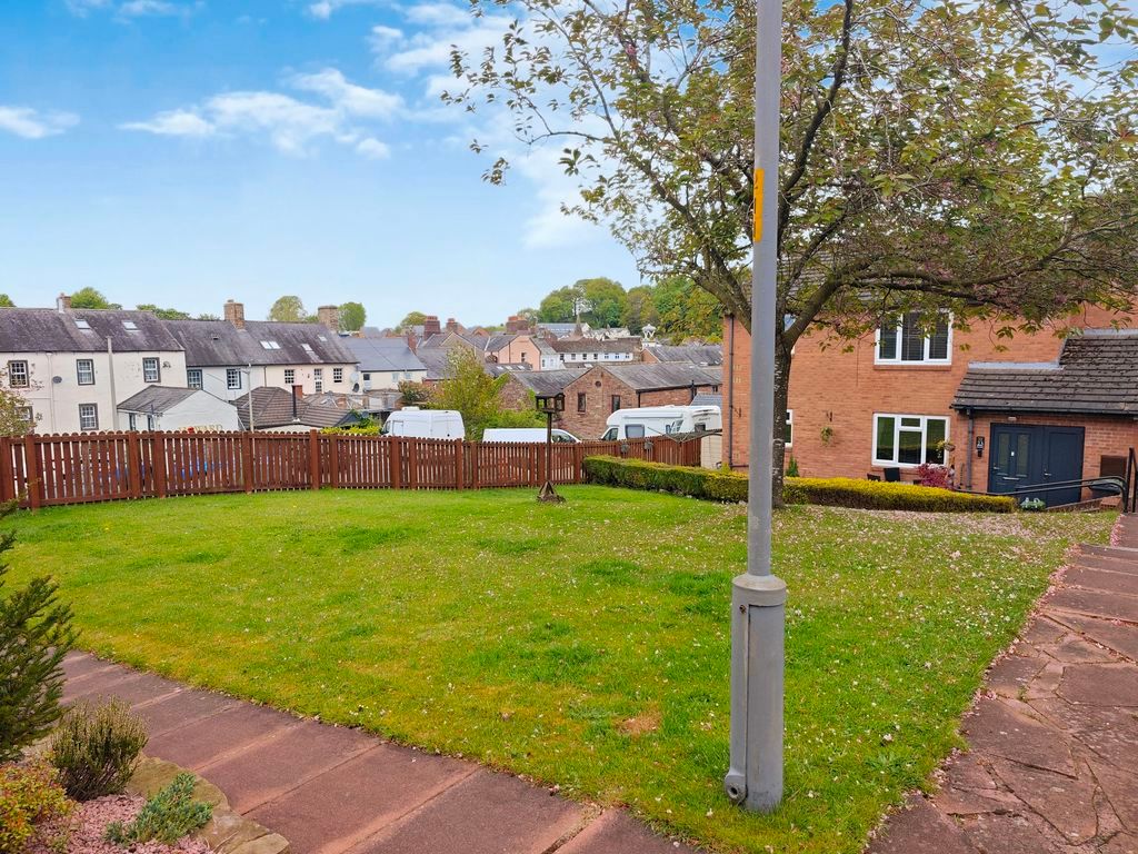 2 bed flat for saleShowfield, Brampton CA8 photo 2