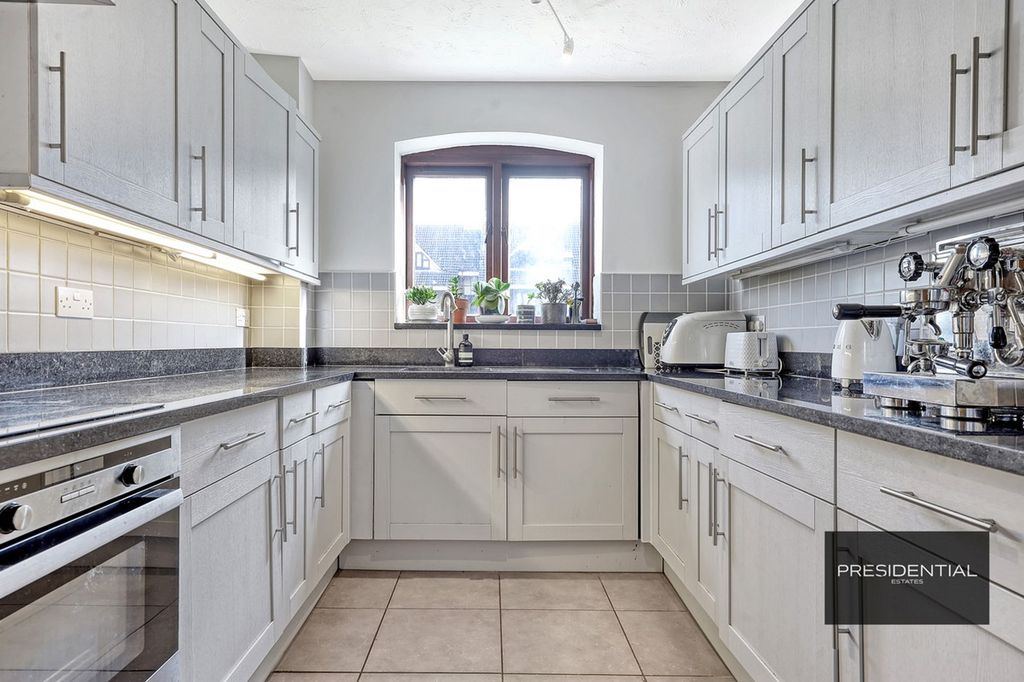 Additional image 11 of 3 bed flat for saleBoleyn Court Epping New Road, Buckhurst Hill IG9