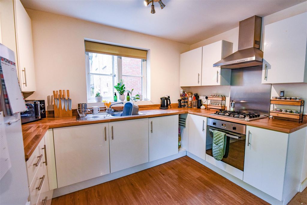 Additional image 12 of 2 bed flat for saleAlexandra Close, Dursley GL11