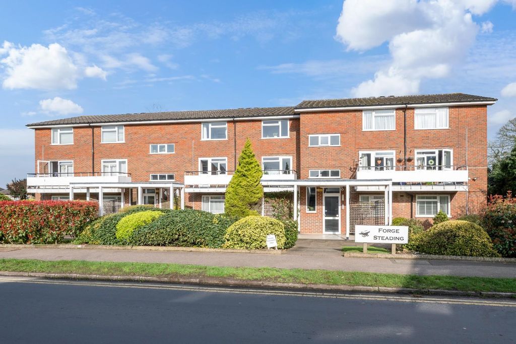 2 bed flat for saleForge Steading, Banstead SM7