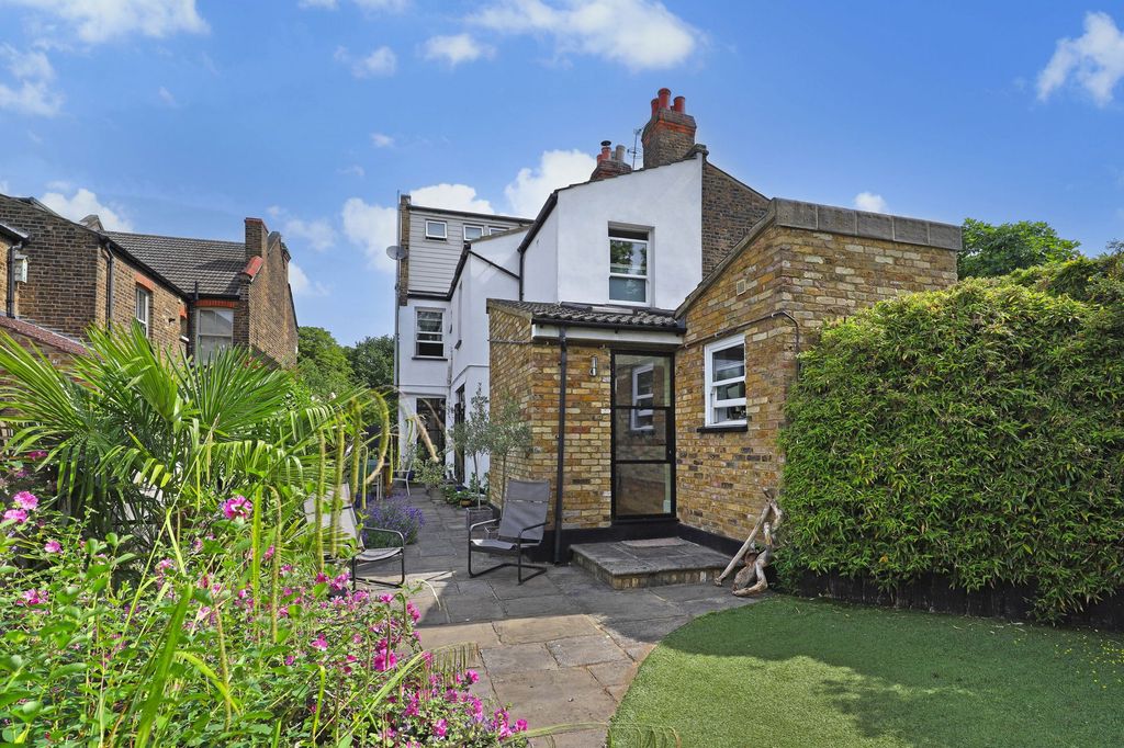 Additional image 9 of 4 bed semi-detached house for saleHills Road, Buckhurst Hill IG9